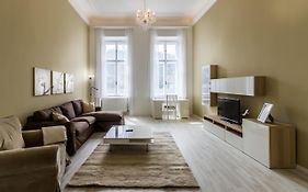 Spacious Riverside Residency - Magnificent View